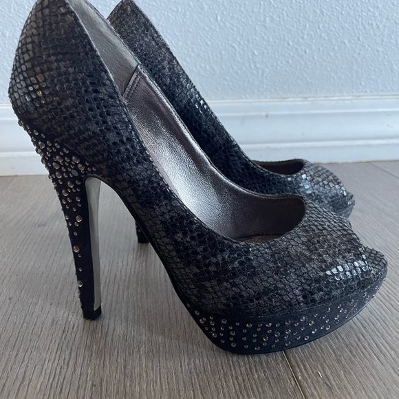 Beautiful Mariah Carey peep toe pumps. Size 6. Only worn to try on around house. - Picture 4 of 4